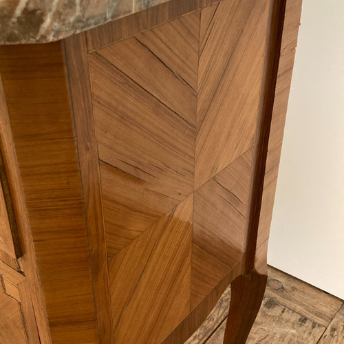 Transition style chest of drawers