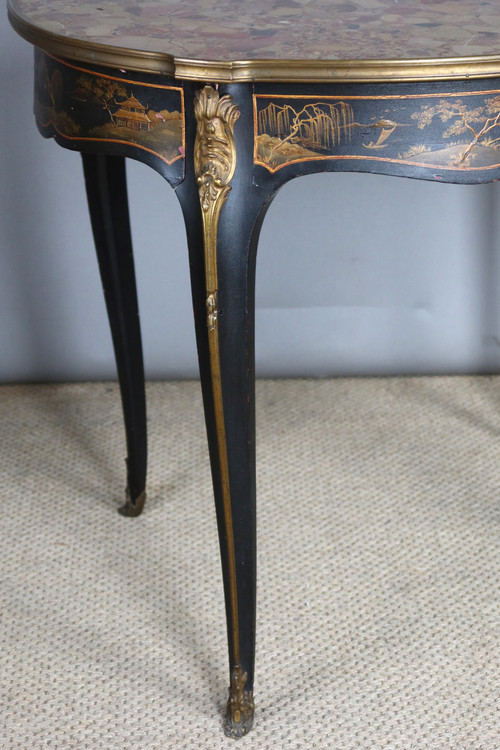 Guéridon Napoléon III à décor japonisant. 