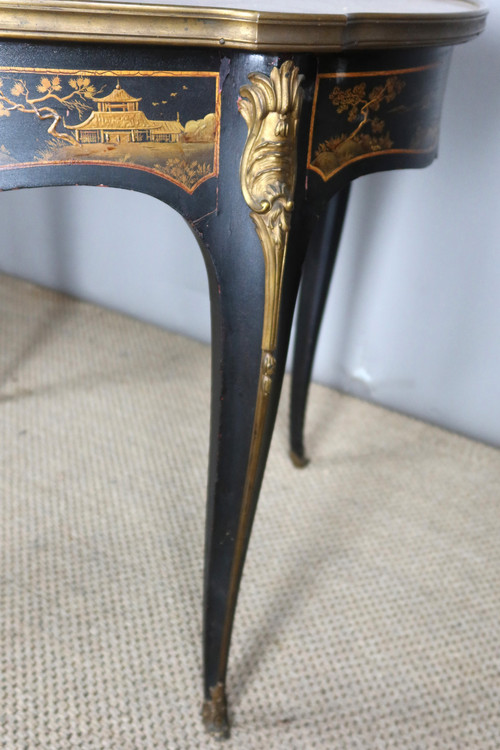 Guéridon Napoléon III à décor japonisant. 