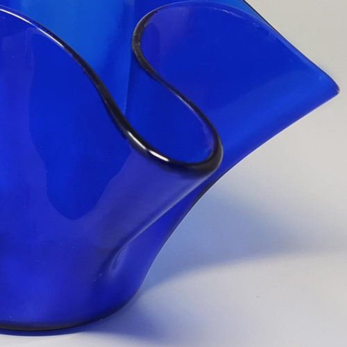 Blaue Vase "Fazzoletto" von Dogi aus Muranoglas, 1970er Jahre. Hergestellt in Italien