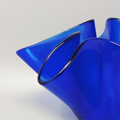 Blaue Vase "Fazzoletto" von Dogi aus Muranoglas, 1970er Jahre. Hergestellt in Italien