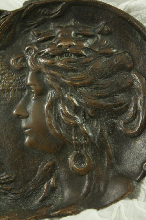 Vide poche aus Bronze mit brauner Patina 'Diane chasseesse et cerf' um 1900 Jugendstil