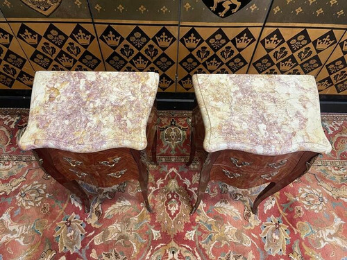 Paire de tables de chevets de style Louis XV/Transition en marqueterie 