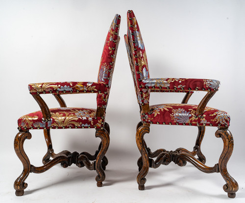 Pair of molded and carved walnut armchairs to style the hair Italy early 18th century