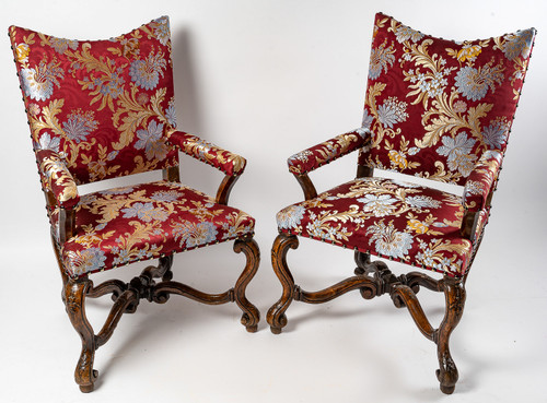 Pair of molded and carved walnut armchairs to style the hair Italy early 18th century