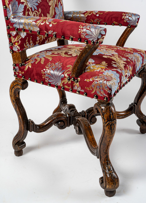Pair of molded and carved walnut armchairs to style the hair Italy early 18th century
