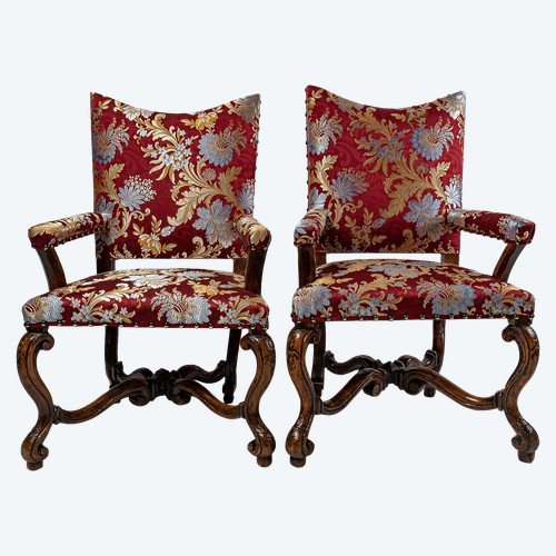 Pair of molded and carved walnut armchairs to style the hair Italy early 18th century