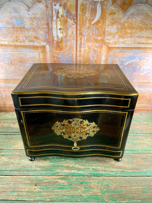 Wunderschöner Likörkeller Napoleon III. aus Boulle-Marmor mit Baccarat-Karaffen und Medici-Gläsern