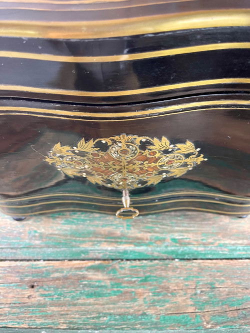Wunderschöner Likörkeller Napoleon III. aus Boulle-Marmor mit Baccarat-Karaffen und Medici-Gläsern
