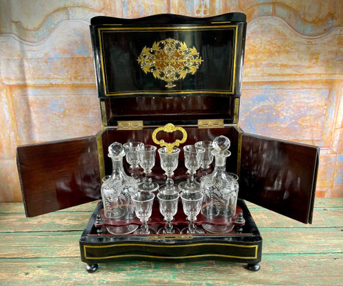 Wunderschöner Likörkeller Napoleon III. aus Boulle-Marmor mit Baccarat-Karaffen und Medici-Gläsern