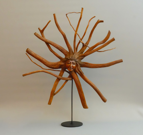 Scultura di un volto femminile con capelli luminosi