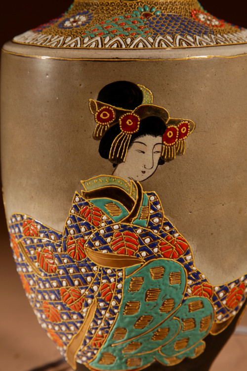 A highly decorative Japanese Satsuma table lamp.