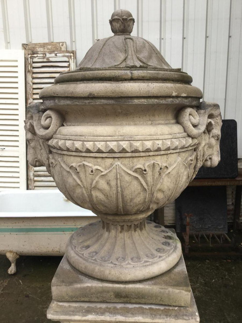 Pair De Vases / Pots Couvert Sur Socles De Style Louis XVI, Décor Têtes De Bélier, Jardin,parc