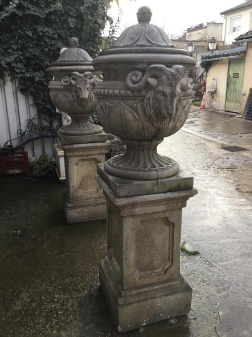 Pair De Vases / Pots Couvert Sur Socles De Style Louis XVI, Décor Têtes De Bélier, Jardin,parc