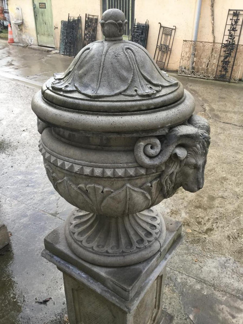Pair De Vases / Pots Couvert Sur Socles De Style Louis XVI, Décor Têtes De Bélier, Jardin,parc