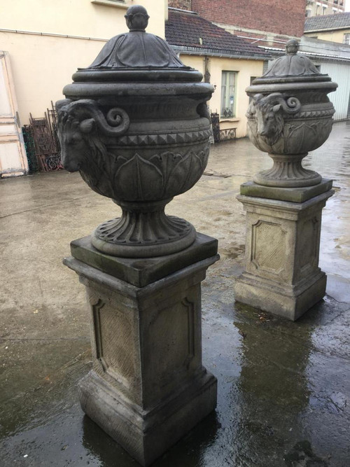 Pair De Vases / Pots Couvert Sur Socles De Style Louis XVI, Décor Têtes De Bélier, Jardin,parc
