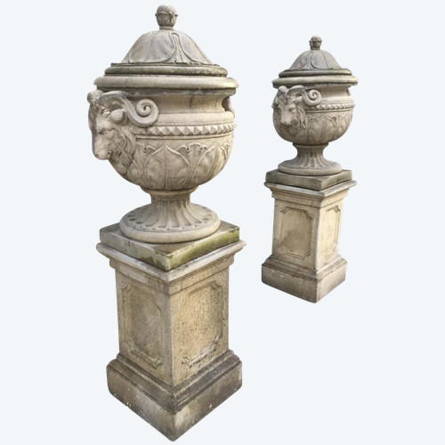 Pair De Vases / Pots Couvert Sur Socles De Style Louis XVI, Décor Têtes De Bélier, Jardin,parc