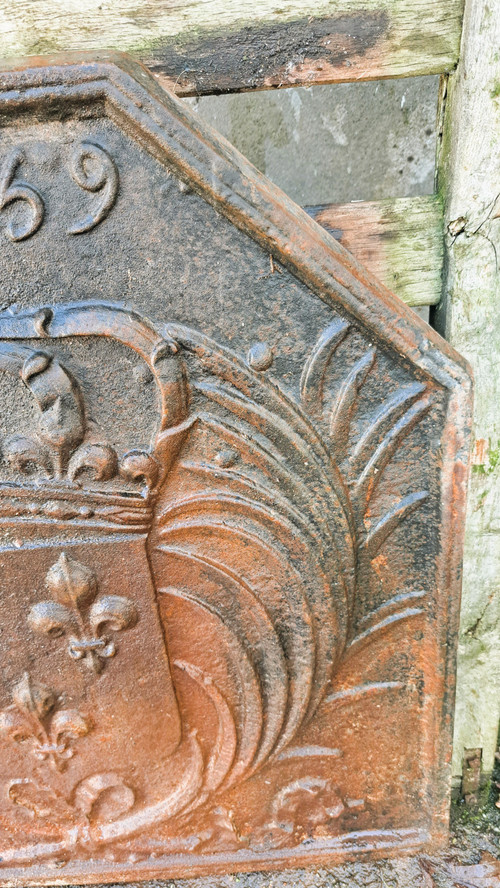 Cast iron fireback decorated with the Royal coat of arms of France dated 1659 19th century