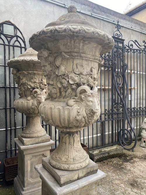 Importante Paire De Vases Médicis Sur Socles à Décor De Têtes De Béliers, Faunes Et Feuillage, jardin, parc…
