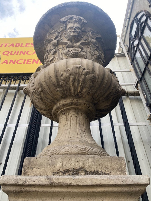 Importante Paire De Vases Médicis Sur Socles à Décor De Têtes De Béliers, Faunes Et Feuillage, jardin, parc…