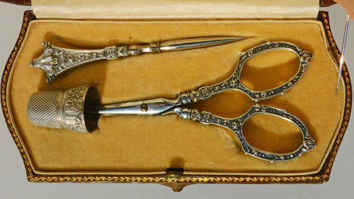 coffret Nécessaire De Couture Argent massif XIXe ciseaux dé à coudre poinçon à broder