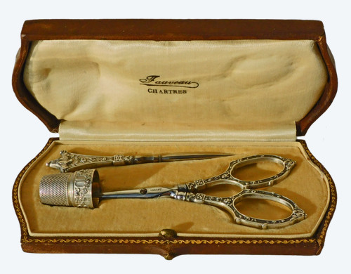 coffret Nécessaire De Couture Argent massif XIXe ciseaux dé à coudre poinçon à broder