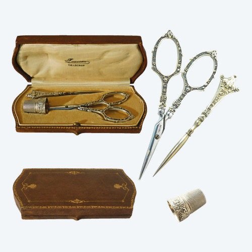 coffret Nécessaire De Couture Argent massif XIXe ciseaux dé à coudre poinçon à broder