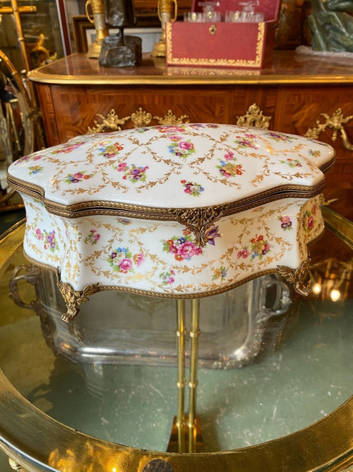 Scatola in porcellana di Limoges, montatura in ottone, XX secolo