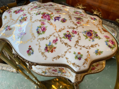 Scatola in porcellana di Limoges, montatura in ottone, XX secolo