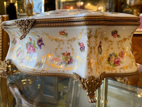 Scatola in porcellana di Limoges, montatura in ottone, XX secolo