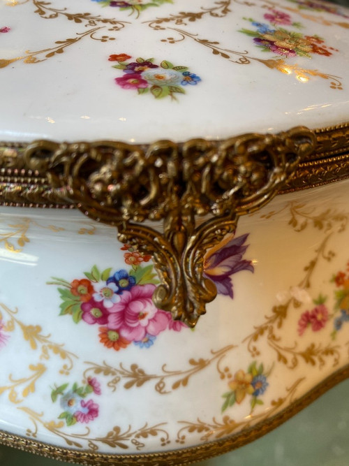 Scatola in porcellana di Limoges, montatura in ottone, XX secolo