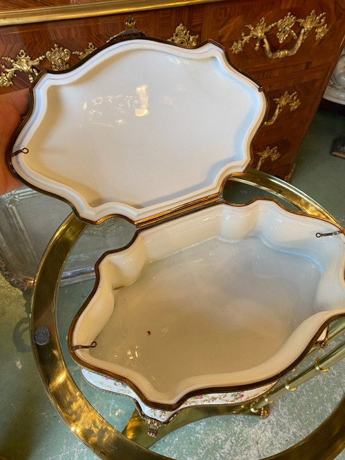 Scatola in porcellana di Limoges, montatura in ottone, XX secolo
