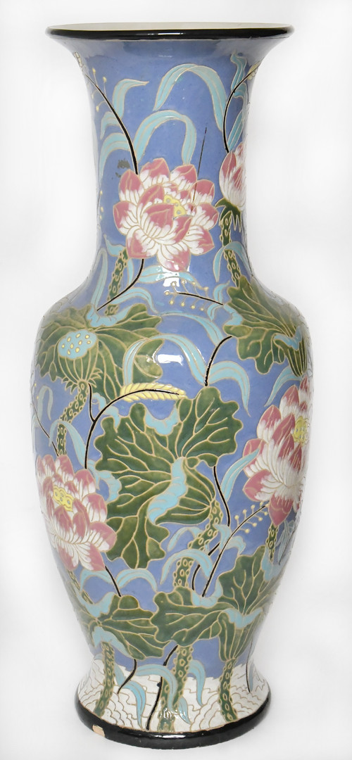 Importante vaso in ceramica smaltata con decoro floreale (H=102,5cm) 