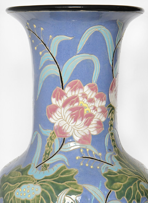 Importante vaso in ceramica smaltata con decoro floreale (H=102,5cm) 