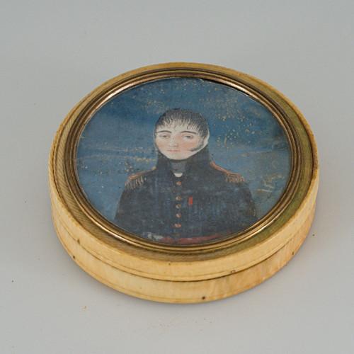 Miniature tortoiseshell box decorated with an Empire officer, early 19th century