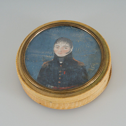 Miniature tortoiseshell box decorated with an Empire officer, early 19th century