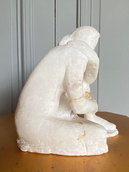 Sculpture en taille directe en pierre onyx femme agenouillée XXe 