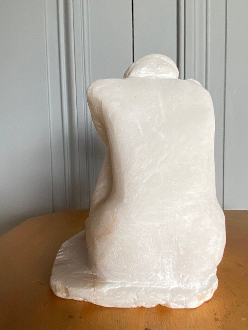 Sculpture en taille directe en pierre onyx femme agenouillée XXe 