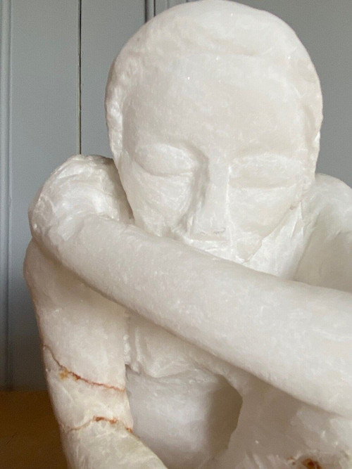 Sculpture en taille directe en pierre onyx femme agenouillée XXe 
