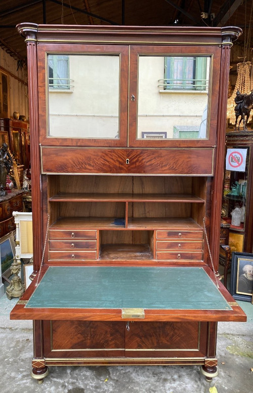 Scrivania a ghigliottina di epoca Luigi XVI del XVIII secolo in mogano fiammato e gronchi in ottone