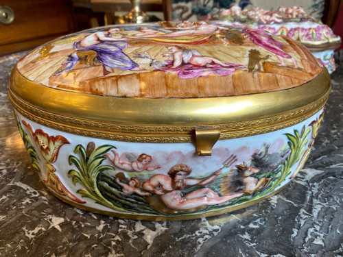 Große Ovale Dose / Box aus Capodimonte Porzellan, 19. Jahrhundert, Szene von Menschen