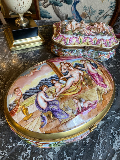 Große Ovale Dose / Box aus Capodimonte Porzellan, 19. Jahrhundert, Szene von Menschen