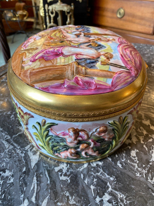 Große Ovale Dose / Box aus Capodimonte Porzellan, 19. Jahrhundert, Szene von Menschen