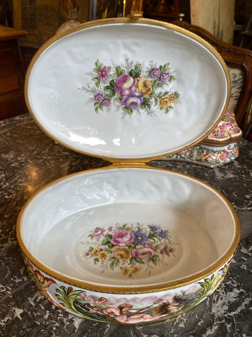 Große Ovale Dose / Box aus Capodimonte Porzellan, 19. Jahrhundert, Szene von Menschen