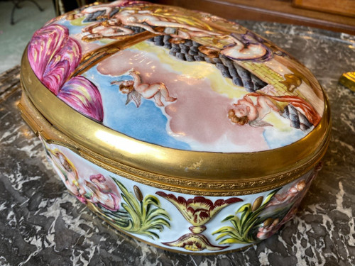 Große Ovale Dose / Box aus Capodimonte Porzellan, 19. Jahrhundert, Szene von Menschen