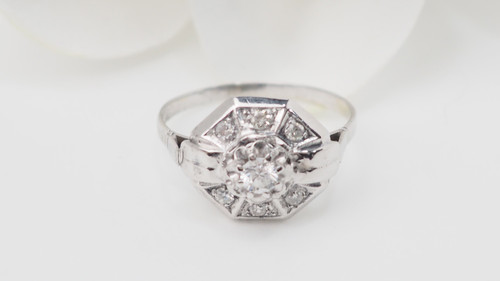 Anello ottagonale in oro bianco e diamanti 