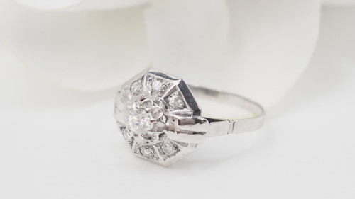 Anello ottagonale in oro bianco e diamanti 