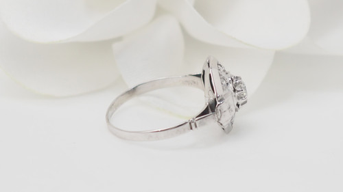 Anello ottagonale in oro bianco e diamanti 