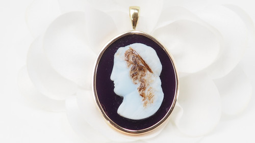 Pendentif camée sur agate