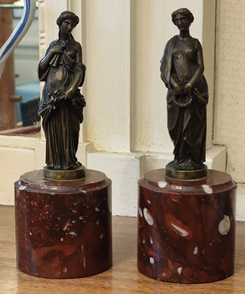 Coppia di statue in bronzo raffiguranti donne nell'antichità  